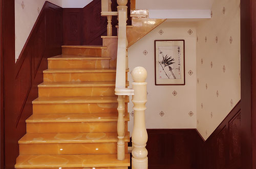 卓尼中式别墅室内汉白玉石楼梯的定制安装装饰效果